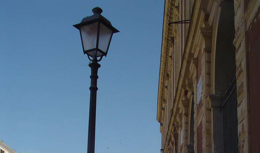 Un lampione (in Piazza del Ferrarese)