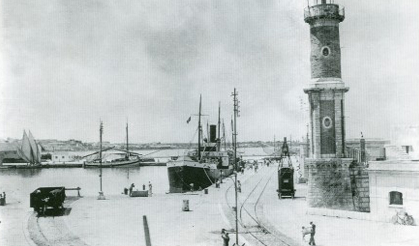Veduta del porto con il faro napoleonico e i bastimenti a vapore