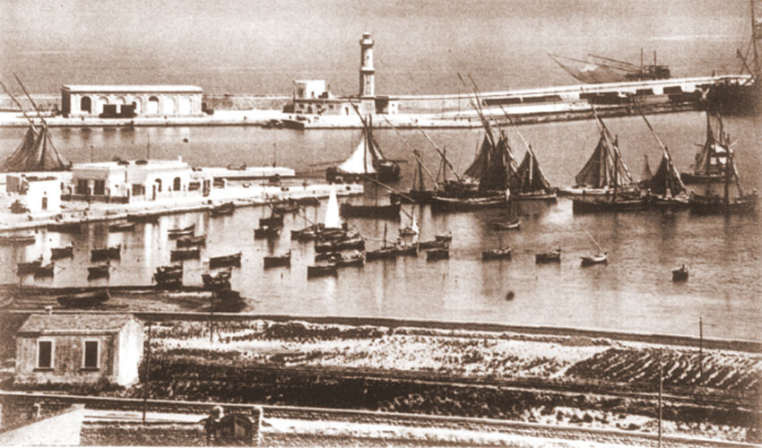 Panorama del porto con uno dei due trabbucchi del molo di ponente