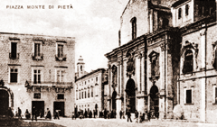Piazza Monte di Pietà: sulla destra, Chiesa del Monte di Pietà