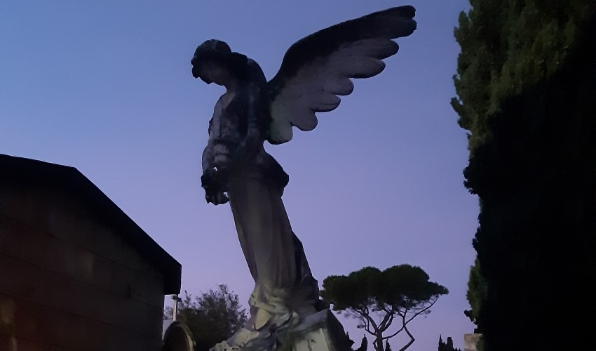 Tomba (autore: Alziati, Milano) presso il Cimitero Monumentale di Barletta