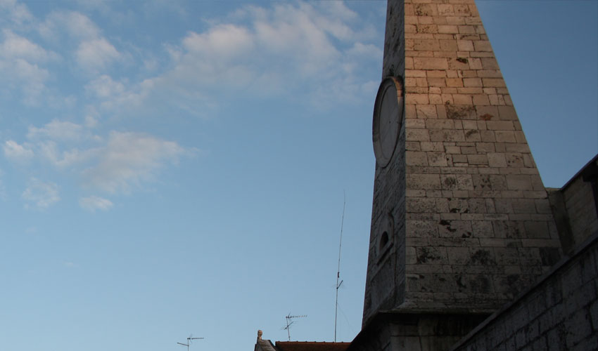 Chiesa di S. Giacomo, l'obelisco
