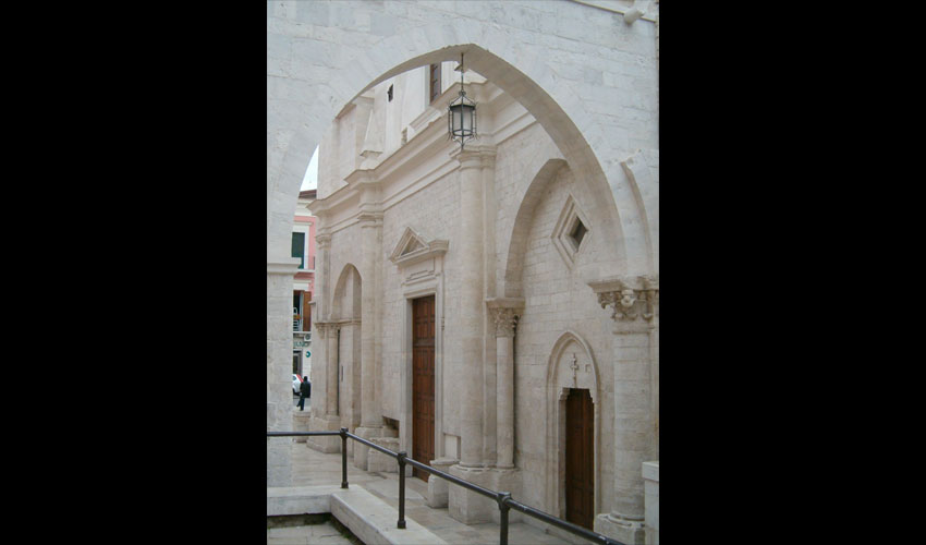Basilica del Santo Sepolcro, una suggestiva immagine del portale ovest