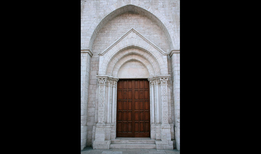 Basilica del Santo Sepolcro, portale su Corso Vittorio Emanuele