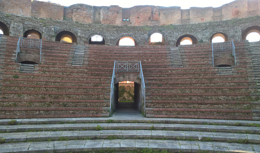 Teatro romano, le gradinate viste dal palcoscenico