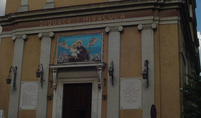 Chiesa di S. Antonio da Padova, portale principale