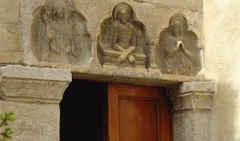 Chiesa Madre. Particolare dei bassorilievi su l'architrave della porta.