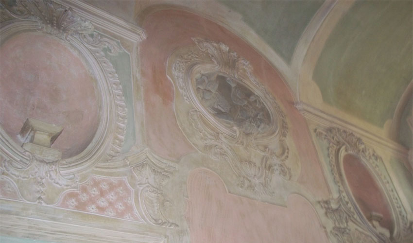 Castello, affreschi all'ingresso