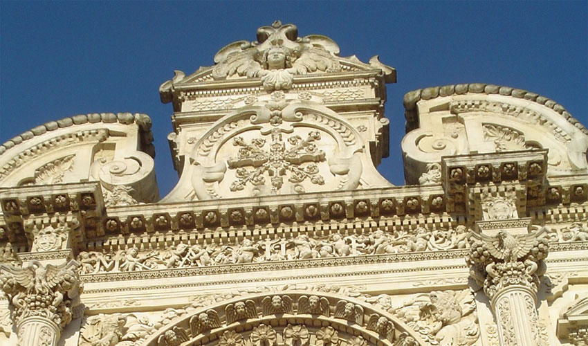 Basilica di Santa Croce, il timpano