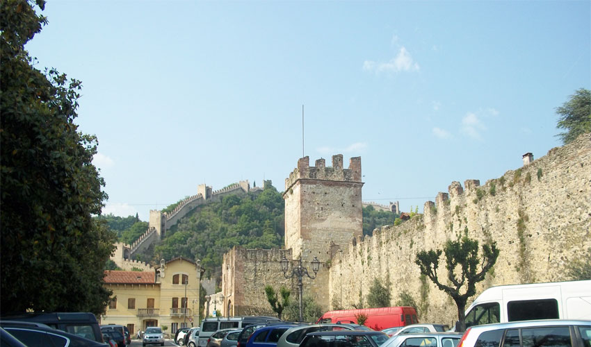 In lontananza, Cinta Muraria vista dal Castello Inferiore.