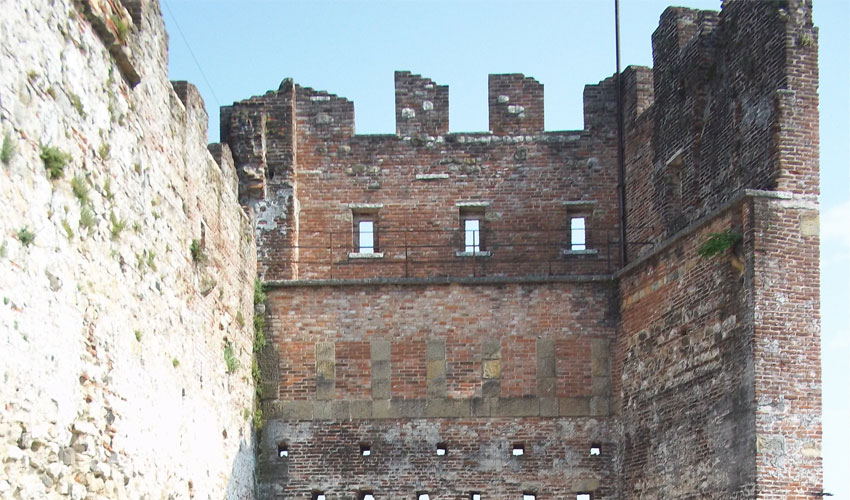 Castello Superiore, mura