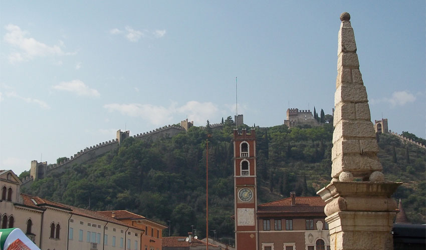Castello Superiore e Cinta Muraria visti dalla Piazza degli Scacchi