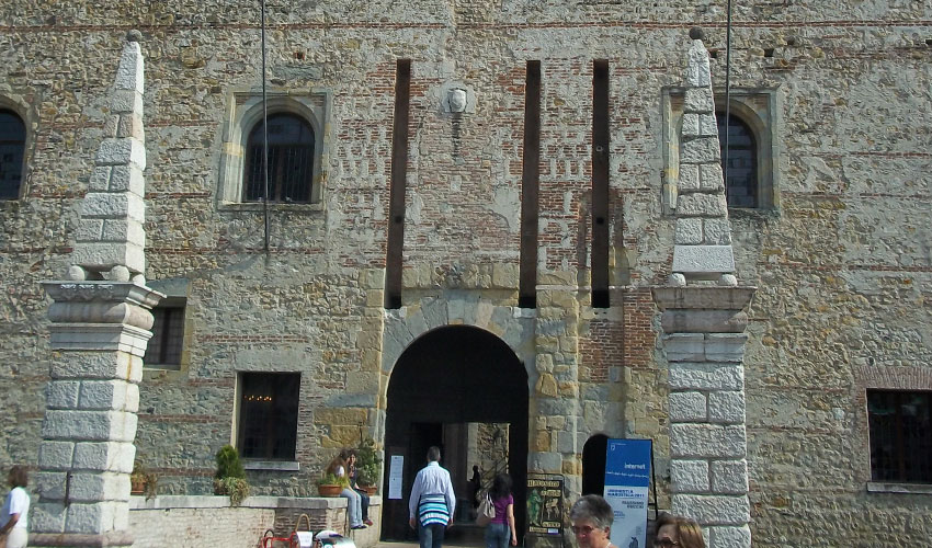Castello Inferiore, ingresso