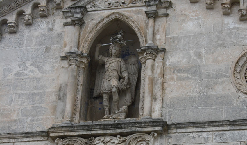 Santuario di San Michele Arcangelo, Statua di San Michele Arcangelo