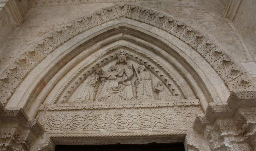 Santuario di San Michele Arcangelo, dettagli ingresso