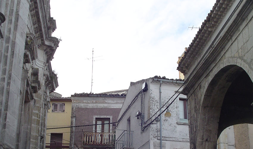 Sulla sinistra, Chiesa Assunzione della Beata Vergine Maria; sulla destra, il Seggio