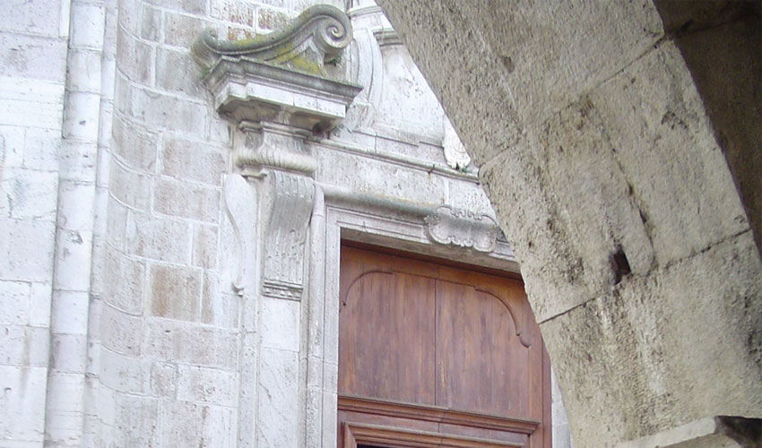 Chiesa Assunzione della Beata Vergine Maria, portale
