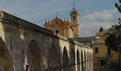 In primo piano, l'Acquedotto medievale; in secondo piano, la Chiesa di S. Chiara