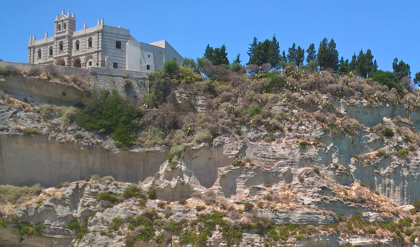 Santuario di Santa Maria dell'Isola di Tropea